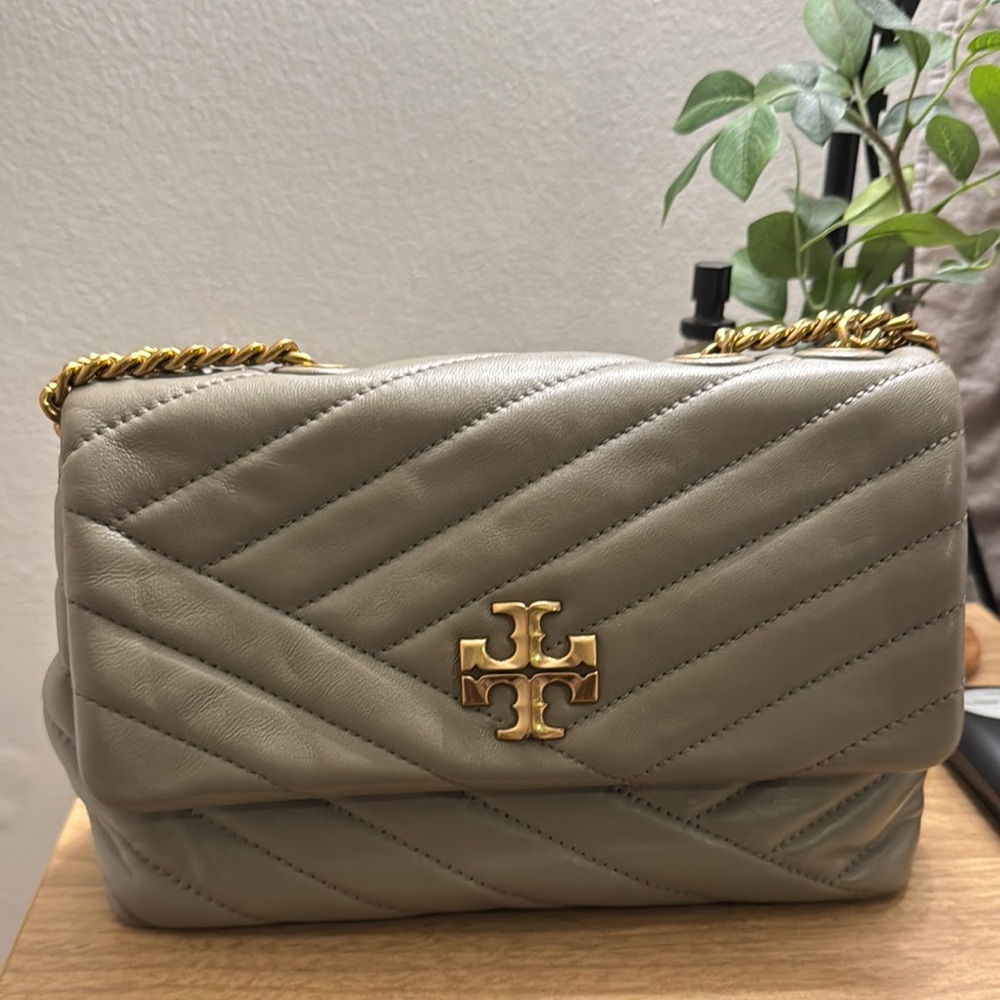 Tory Burch Grey Shoulder Bag with Quilted Chevron Design and Gold Logo - Picture 6 of 6